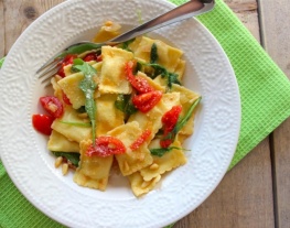 receptenvandaag ravioli met rucola, tomaat, ui en knoflook