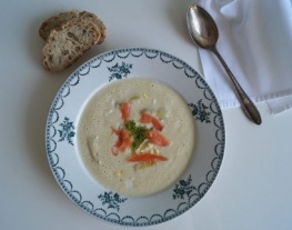 receptenvandaag Aspergesoep met gerookte zalm en ei