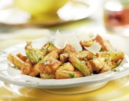 1 rigatoni met pikante tomatensalsa, kip en limoen