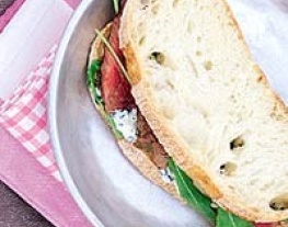 15 sandwich met gegrilde biefstuk en blauwaderkaas