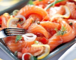 11 zalmcarpaccio met tomaat en ui